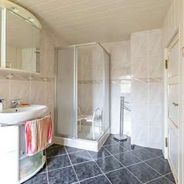 EG Gefliestes Duschbad mit WC,