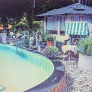 Pool mit Gartenhaus linkes Gru