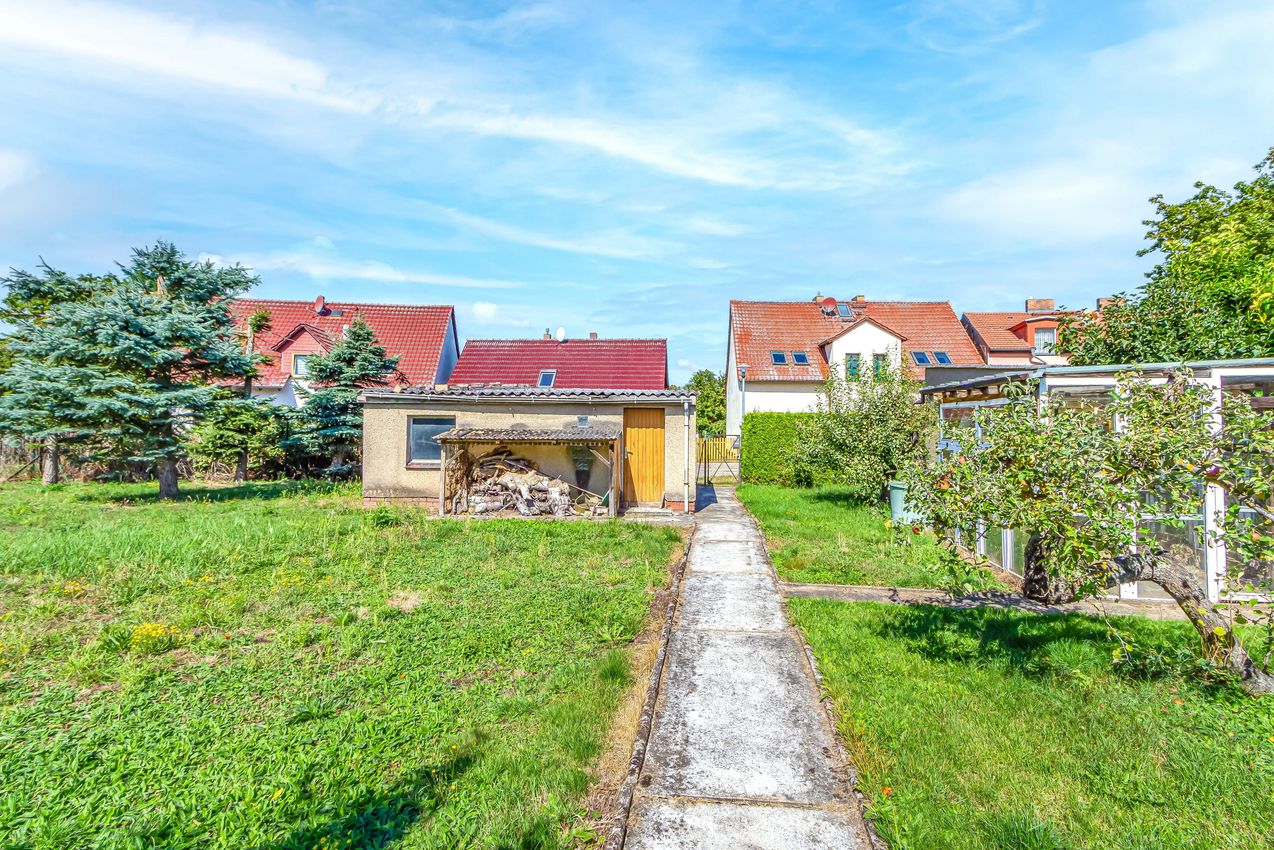 Hintere Grundstücksansicht mit Garage 2 und Zufahrt von der hinteren Anliegerstraße 