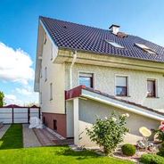 Hausansicht mit Kellerabgang