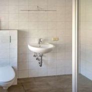 EG Modernes Duschbad mit WC