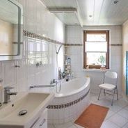 EG Modernes Wannenbad mit WB und WC