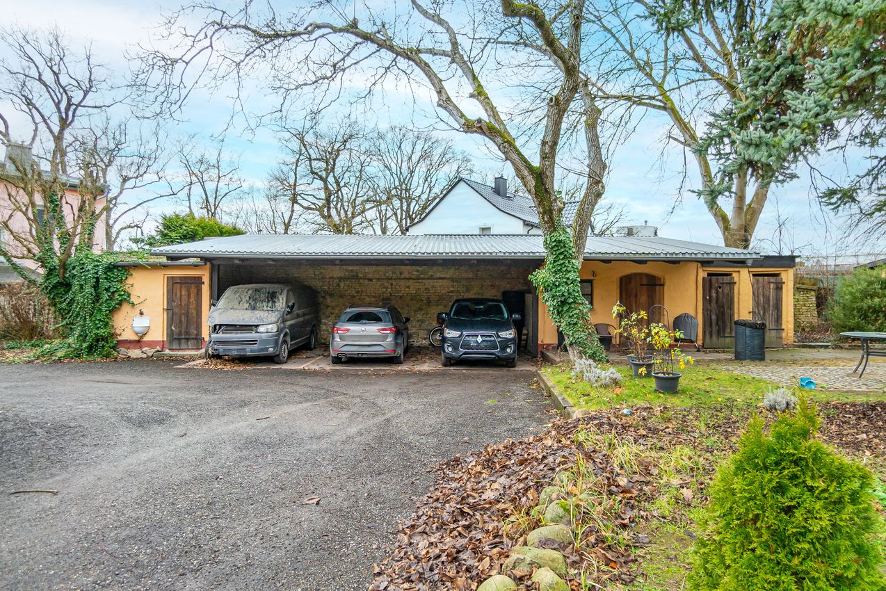 Großes Carport mit 3 Stellplätzen