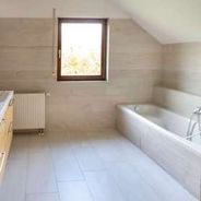 DG Modernes Wannenbad mit WB u