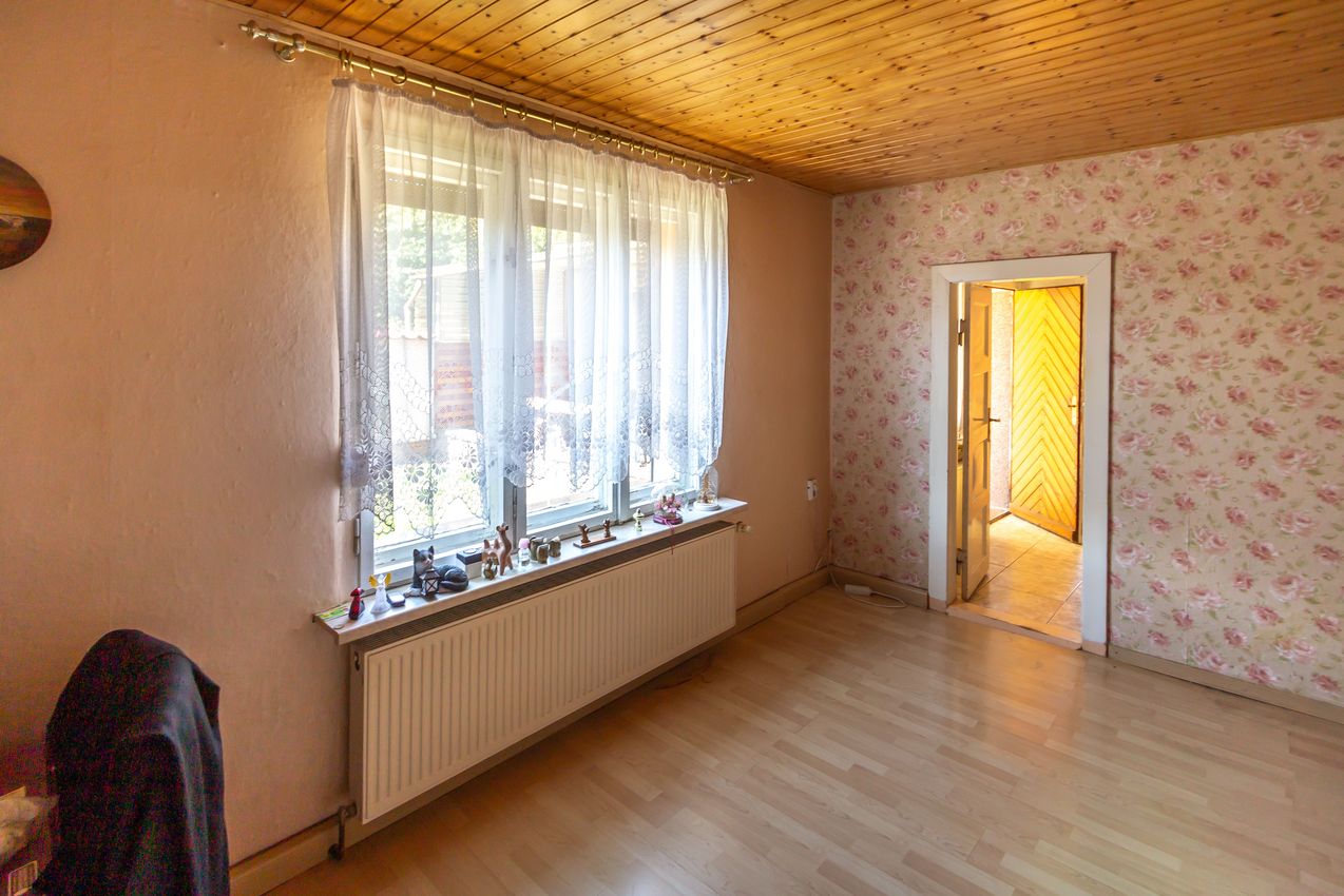 Schlafzimmer mit Zugang zum Duschbad