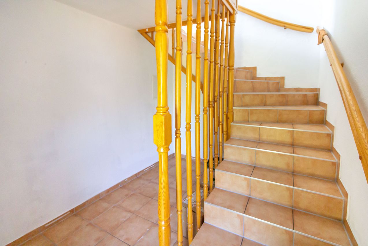 EG Eingangsflur mit Treppe zur ELW im DG