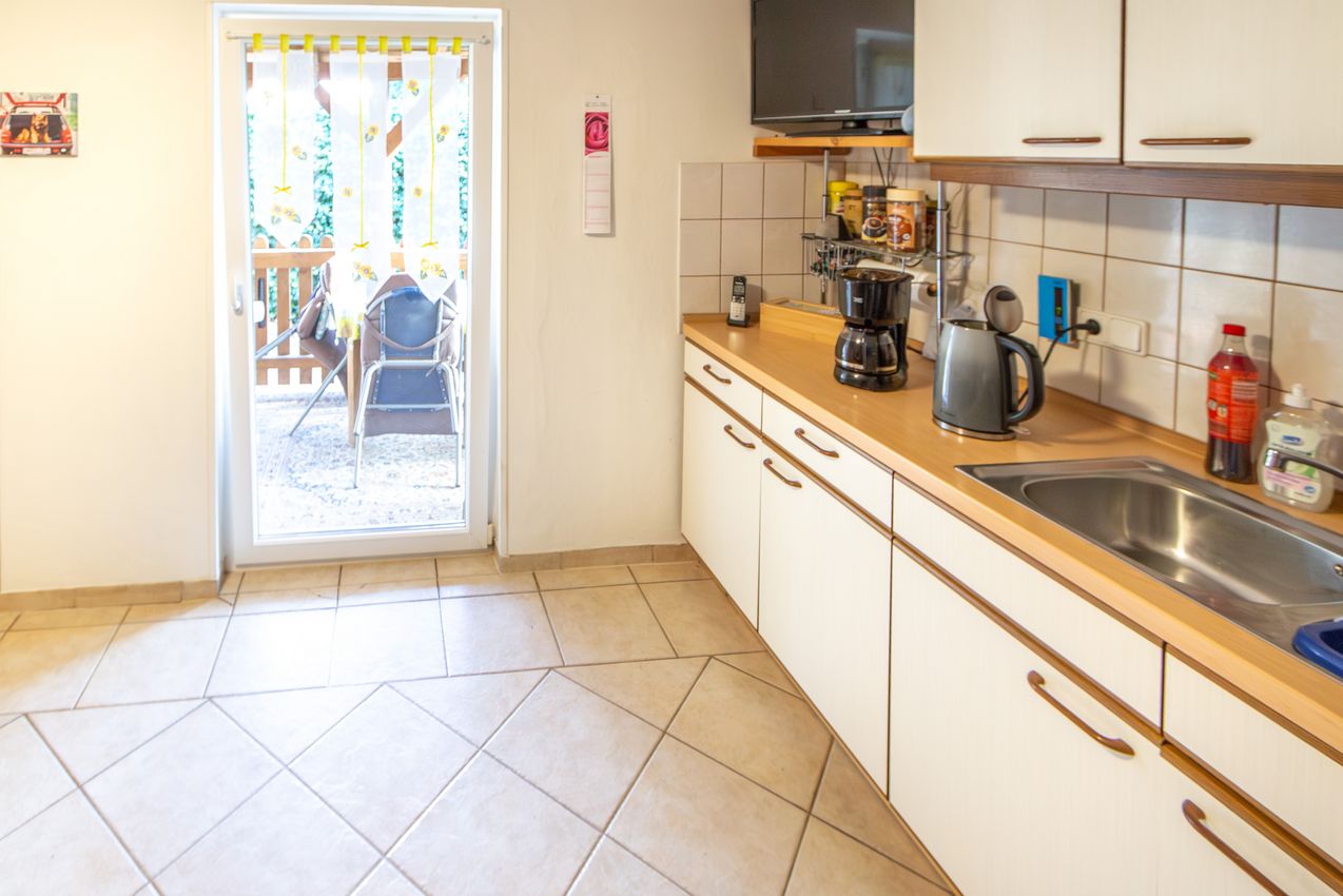 EG Küche mit Ausgang zur überdachten Terrasse