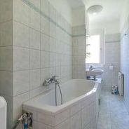 Gefliestes Duschbad mit WC und