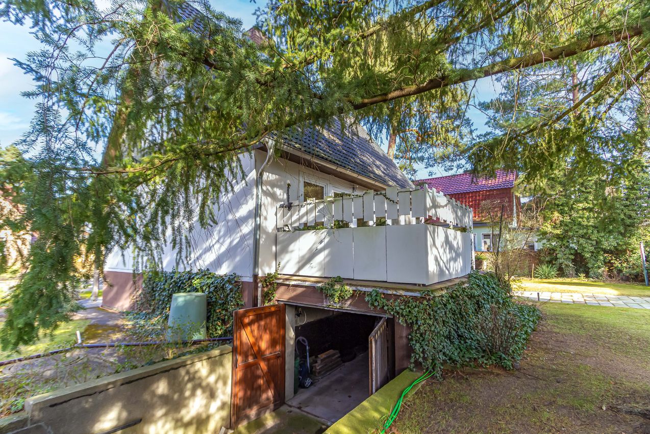 Hausansicht von der Straße mit Tiefgarage