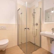 Duschbad mit WC, Waschbecken und bodengleicher Dusche