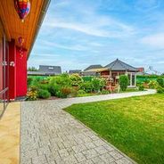 Garten mit Sommergarten, Zierbeet und Pavillon