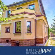 Hausansicht von der Straße mit Balkon