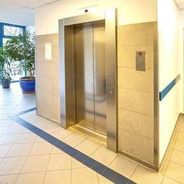 Hausflur mit 2 Fahrstühlen