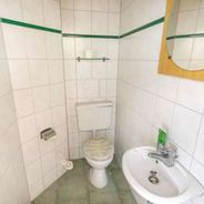 Sanitärraum in der Garage mit WC und Waschbecken