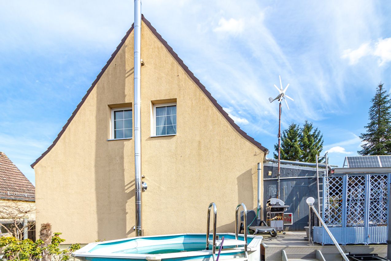 Hausansicht vom Garten mit Pool