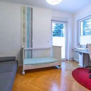 Kinderzimmer mit Ausgang zum Garten