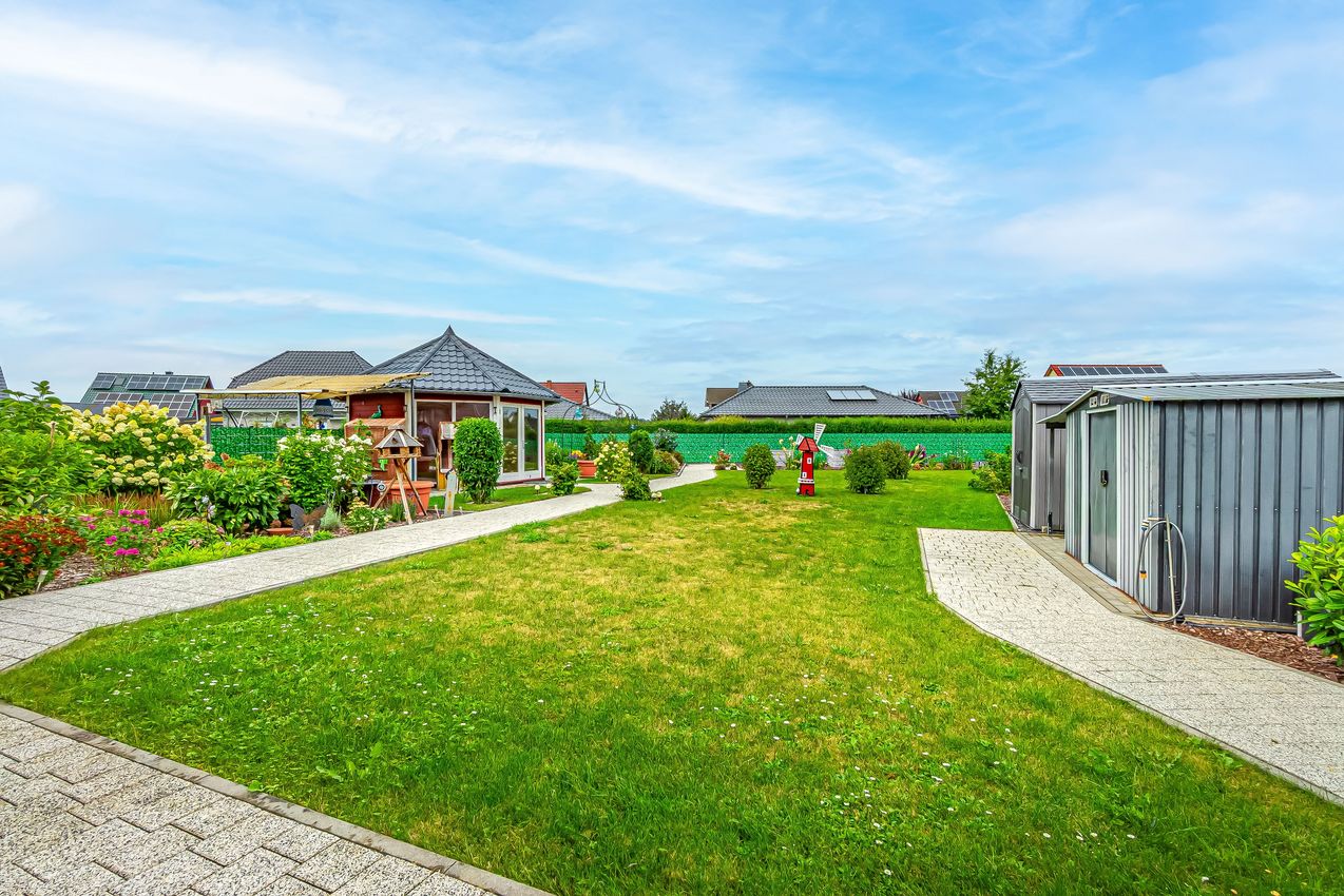 Garten mit Pavillon und zwei Geräteschuppen