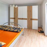 Schlafzimmer mit Zugang zum Wintergarten