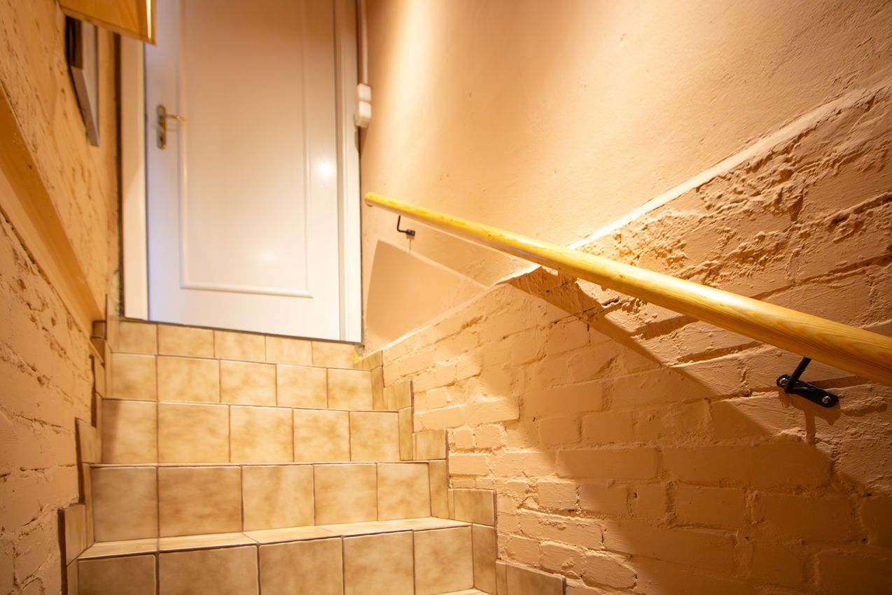 EG Massive Treppe in den Keller