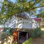 Hausansicht von der Straße mit Tiefgarage