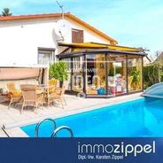 Hausansicht mit Pool