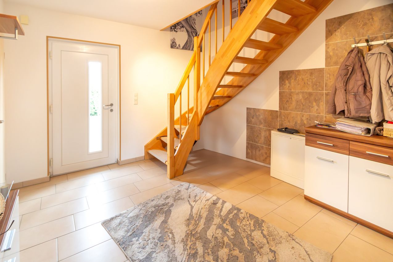 EG Eingangsdiele mit Treppe zum DG