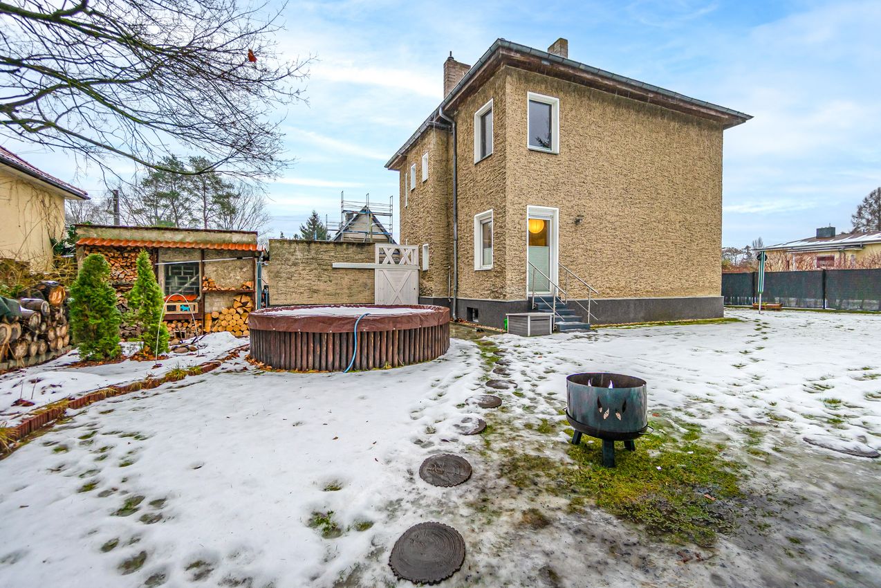 Gartenansicht mit Pool