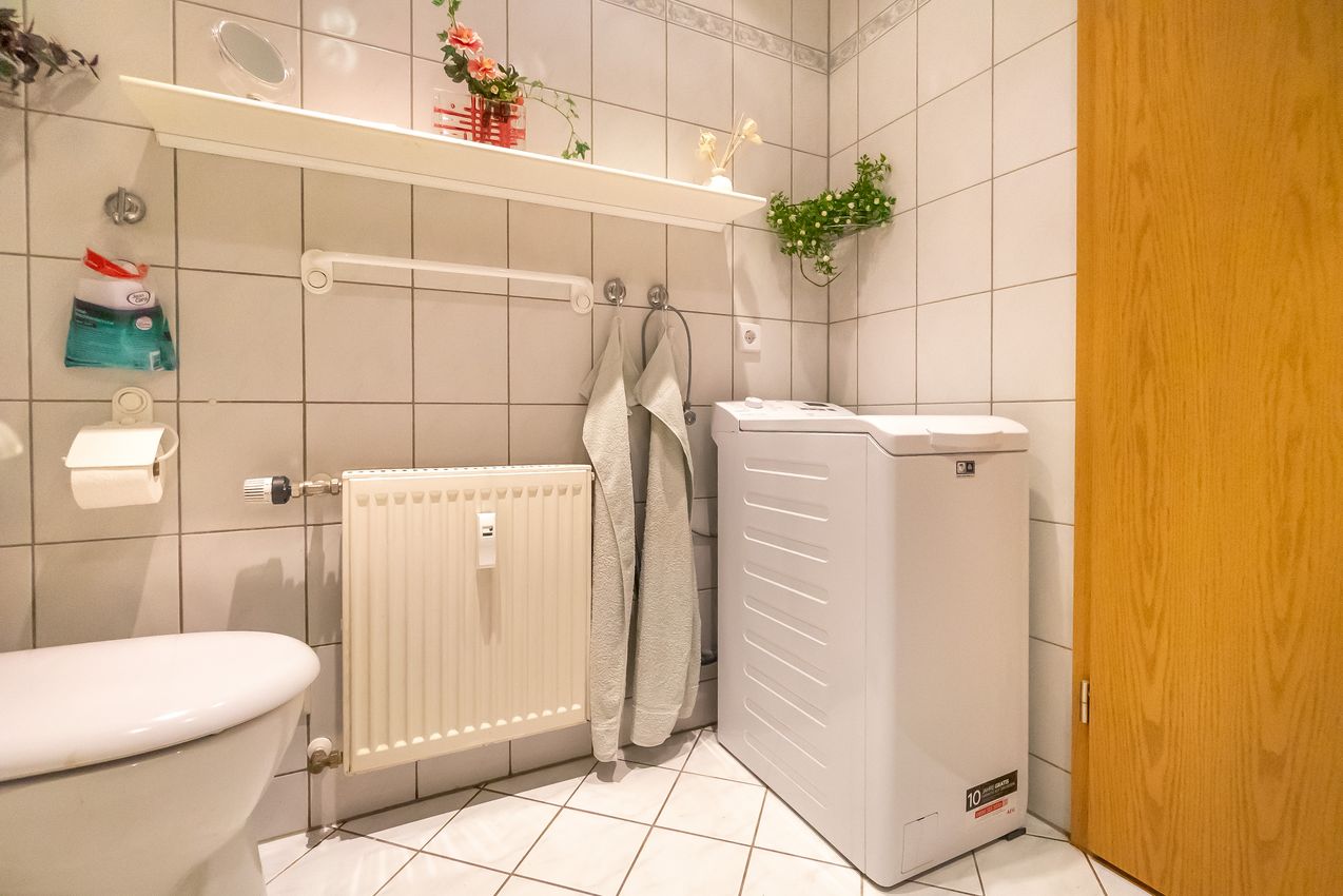 Bad mit Waschmaschinenstellplatz Ansicht 2