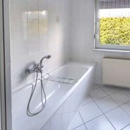 Bad mit Wanne, Dusche, WB und WC