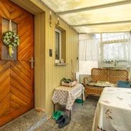 Hauseingangstür über Veranda mit Sitzecke
