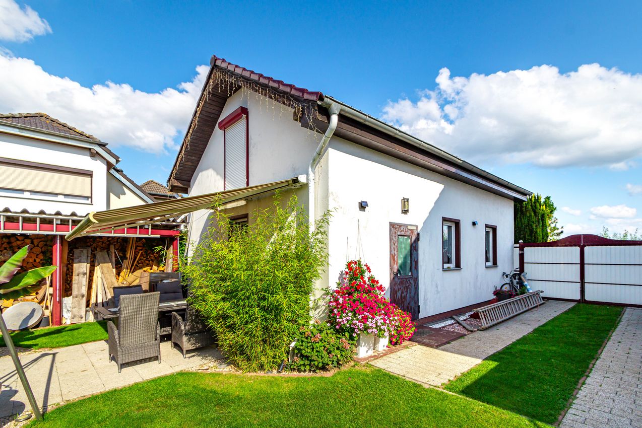Große Garage mit Garten-Terrasse