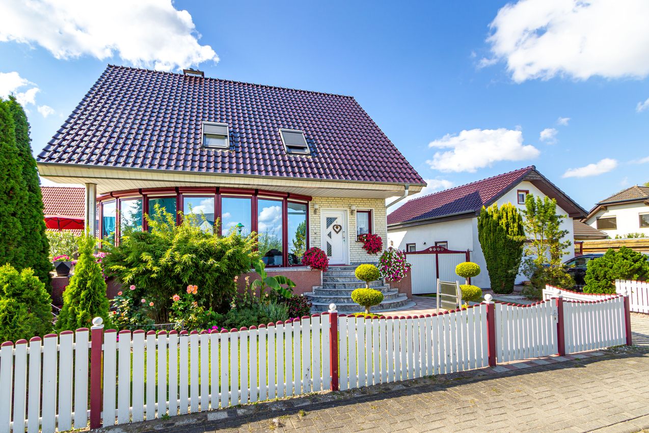 Hausansicht von der Straße mit Garage