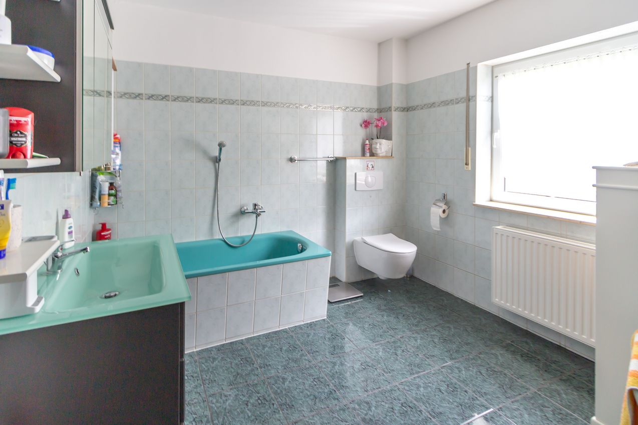 Badansicht mit Wanne, Waschbecken und WC