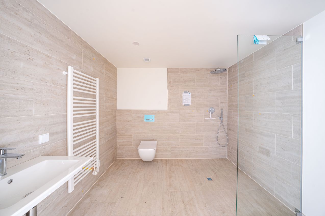 Badezimmer mit bodengleicher Dusche