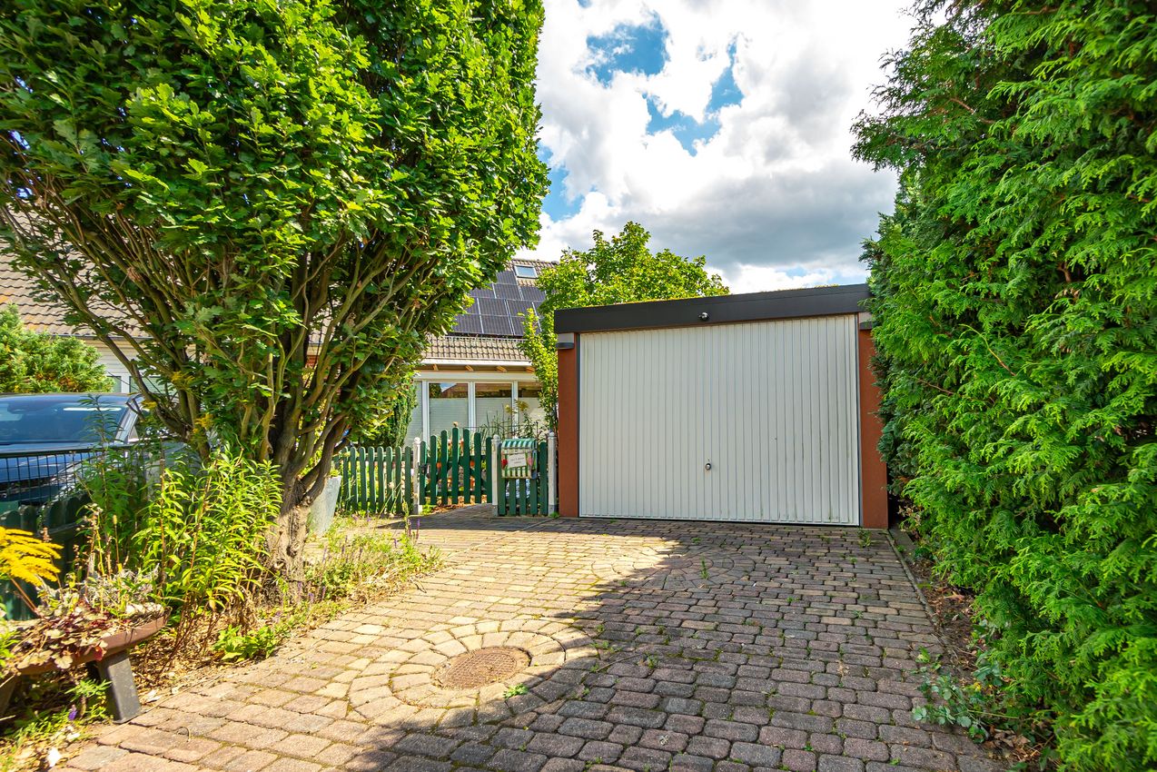 Garage mit elektr. Schwingtor