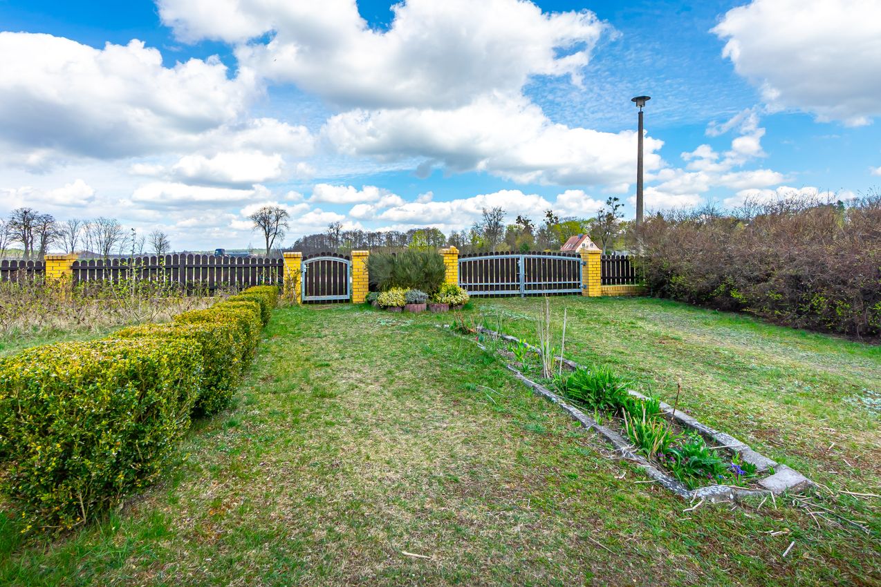 Blick vom Eingang zur Straße