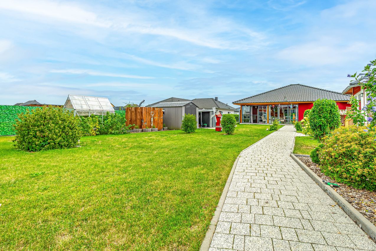 Garten Blick vom Pavillon zum Haus