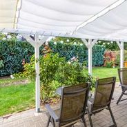 Überdachte Süd-Terrasse am Wohnzimmer