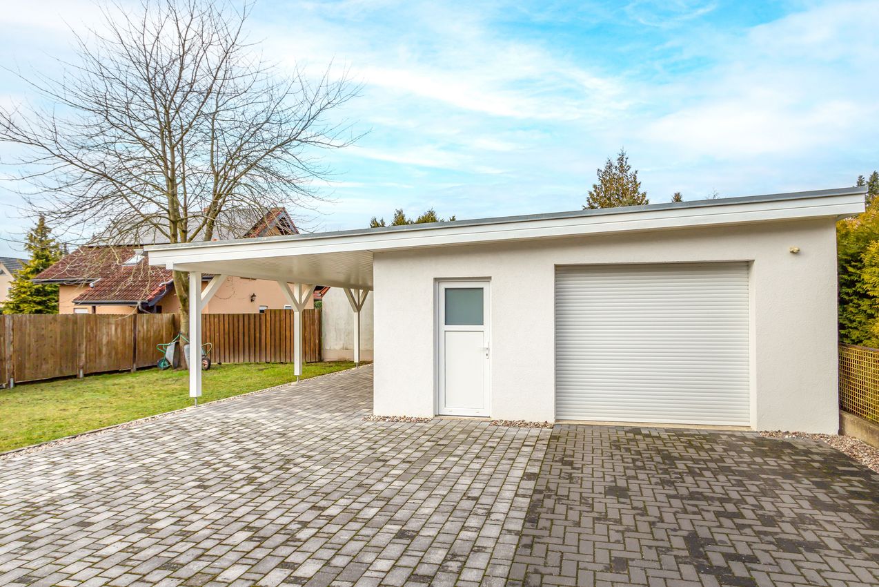 Große Garage mit Carport