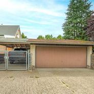 Garage m. Schwingtor & Carport