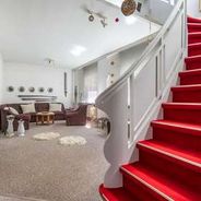 EG Wohnzimmer mit Holztreppe