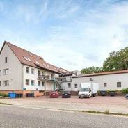 Innenhof mit Parkplatz und ein