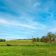 Blick auf Wiesen und die Töpferberge 