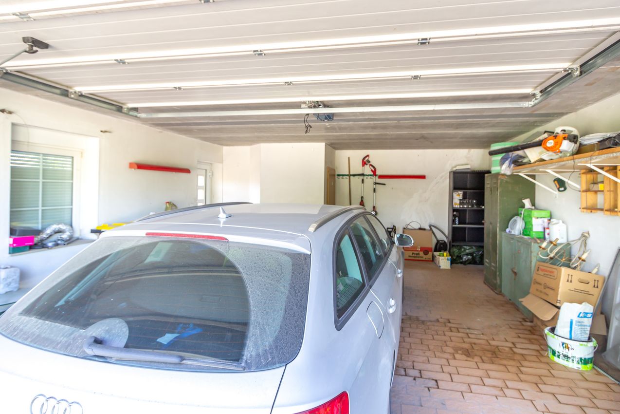 Große Garage mit elektrisch betriebenem Tor