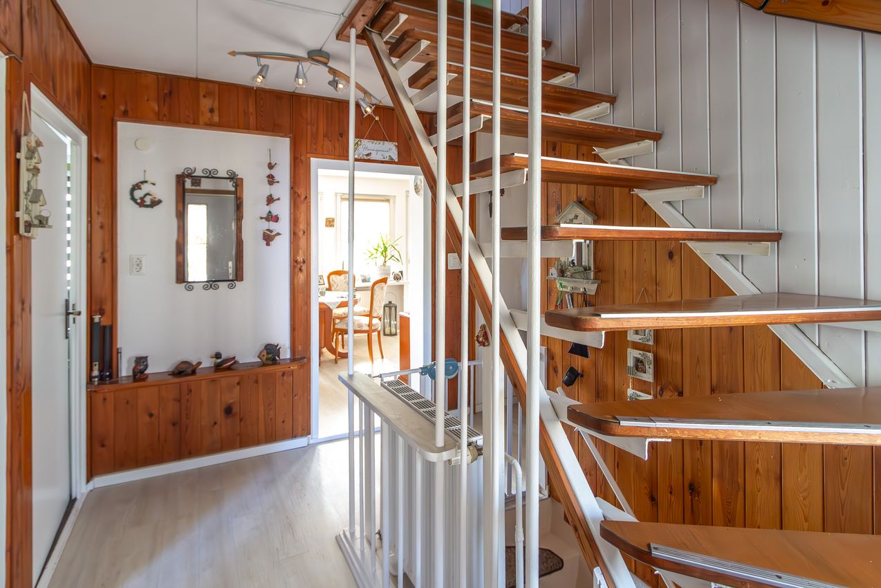 EG Eingangsdiele mit Treppe zum DG
