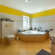 EG - Badezimmer mit Wannenbad