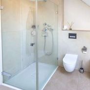 DG Masterbad mit bodengleicher Dusche, WC und Bidet