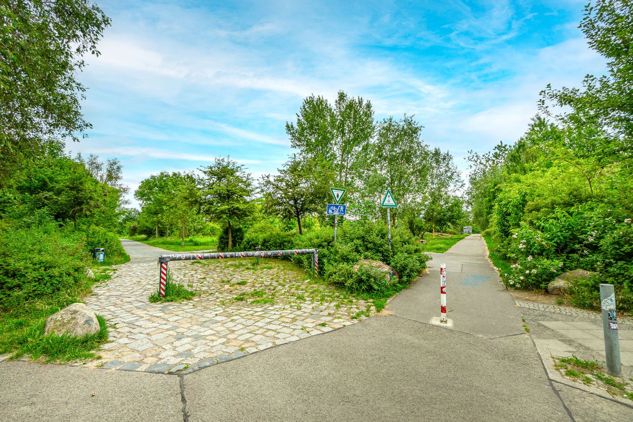 Grunanlage vor Wohnhaus