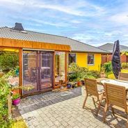Hausansicht mit Wintergarten und Grillplatz