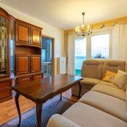Wohnzimmer mit Balkonzugang